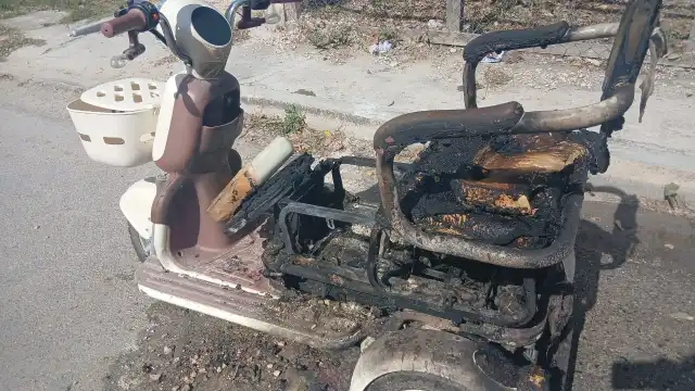Motocicleta eléctrica se incendia en colonia Ricardo Flores Magón, en Escárcega
