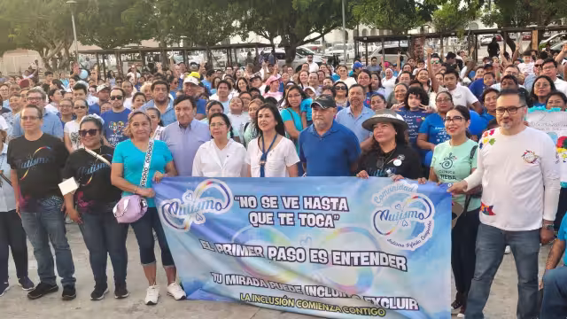 Ciudadanos recorrieron el malecón de Campeche durante la Caminata por el Autismo 2026 para promover la concienciación sobre esta condición