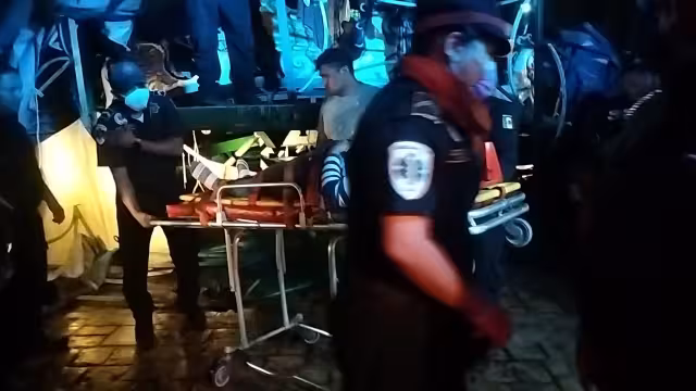 Al lugar arribaron paramédicos para dar atención a los visitantes y trasladarlos al hospital