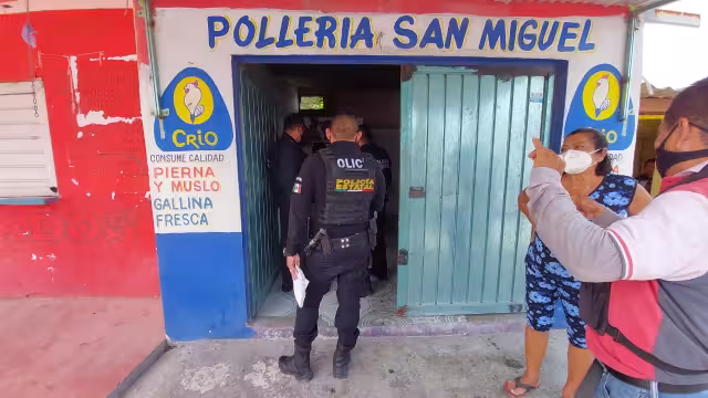 Al lugar arribaron elementos de la Policía Municipal quiénes detuvieron a la mujer
