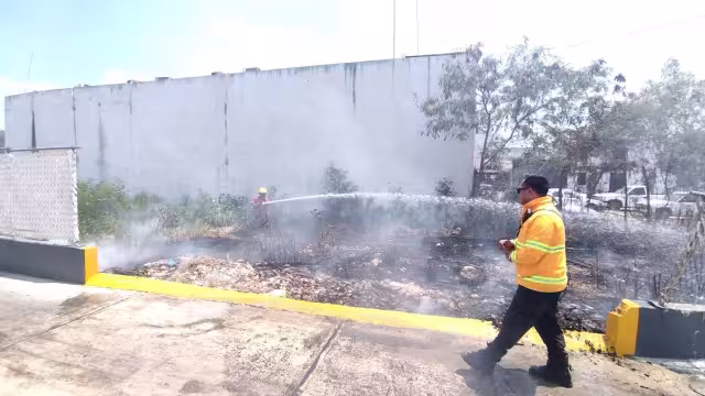 Entre los daños de los incendios hay casas, comercios y autos quemados