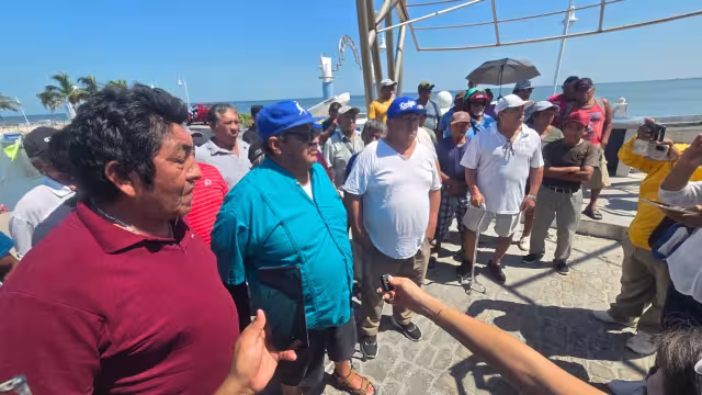 Pescadores se manifiestan en San Francisco de Campeche por derrame en el Golfo de México.