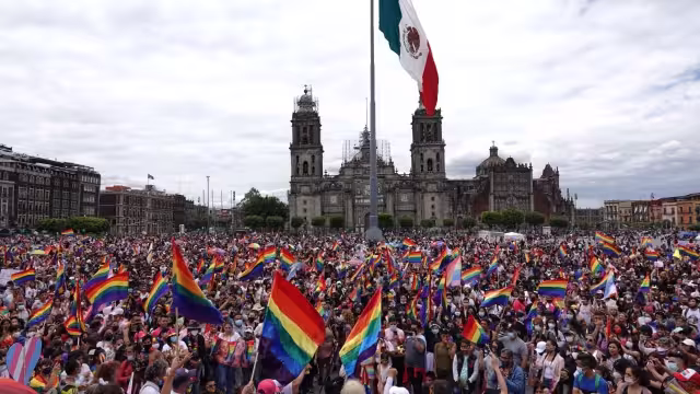 La Marcha del Orgullo LGBT+ concluye en el Zócalo de la CDMX. Foto: Cuartoscuro