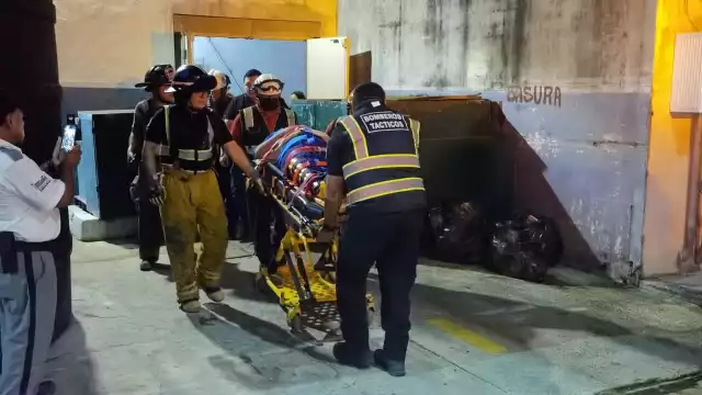 Paramédicos coordinan rescate de empleada tras accidente en cine de Plaza Real