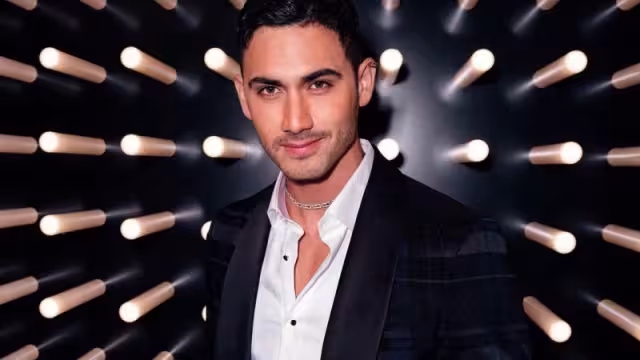 Alejandro Speitzer presume sus pasos de salsa en su cuenta de Instagram