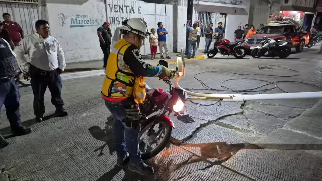 Luminaria cae sobre motociclista en avenida 10 de Julio y sobrevive de milagro