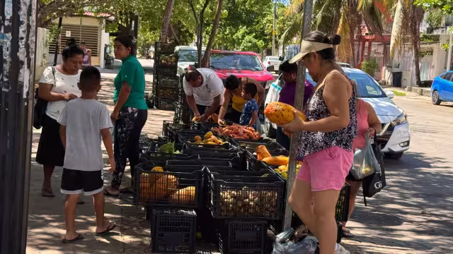 Ciudadanos afirman que los salarios ya no alcanzan para cubrir todos los gastos del hogar.