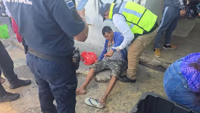 Ciudadanos alertan a emergencias por convulsiones de hombre ebrio en mercado