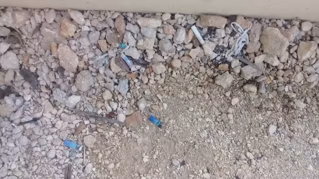 Ambientalistas aseguran que una sola colilla de cigarro en el mar es capaz de contaminar 50 litros de agua dulce y ocho litros de agua salada