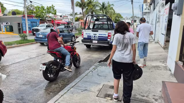 Motociclista acusa a una camioneta de realizar un corte de circulación.