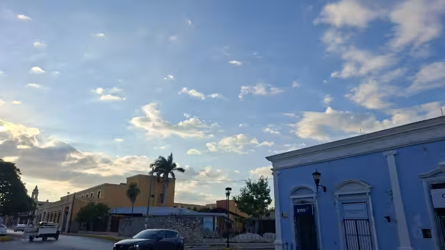 El cielo ha lucido despejado, pero podrían caer algunas lluvias leves.
