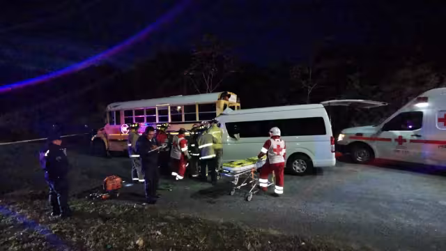 El conductor de la Van fue rescatado por socorristas