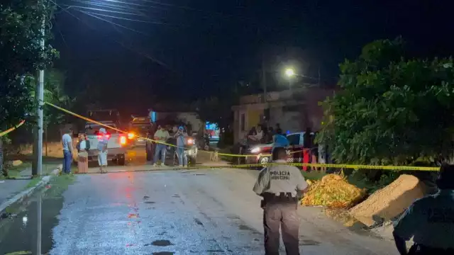 Vecinos y familiares se congregaron afuera del domicilio.