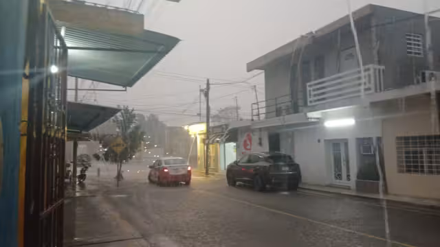 Tormenta eléctrica genera fuego en líneas de energía