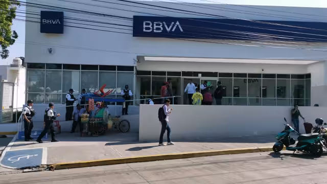 Los hombres armados huyeron del BBVA luego de despojar a los contratistas del dinero en efectivo