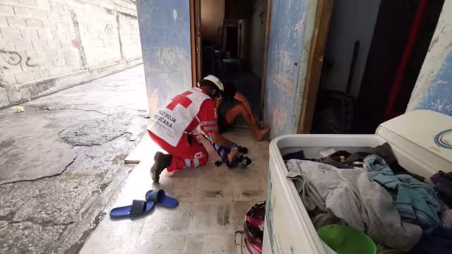 El hombre limpiaba en su casa cuando se resbaló