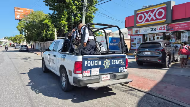 Un indigente fue detenido tras ser señalado por alterar el orden en una tienda de conveniencia.