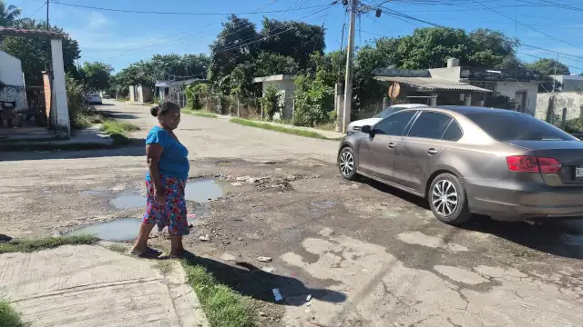 Vecinos de la Guadalupe Victoria exigen drenaje pluvial ante deterioro de calles por estancamiento de agua por la 16 con 41