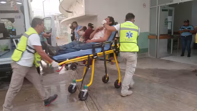 Paramédicos del SAMU atendieron y trasladaron a los lesionados.