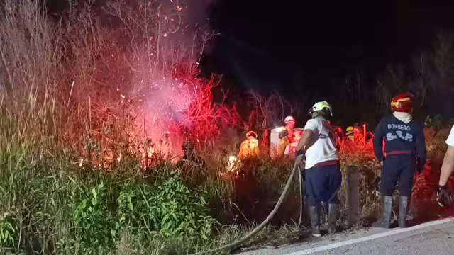 Realizan quema preventiva para proteger las tuberías de agua potable amenazadas por el fuego