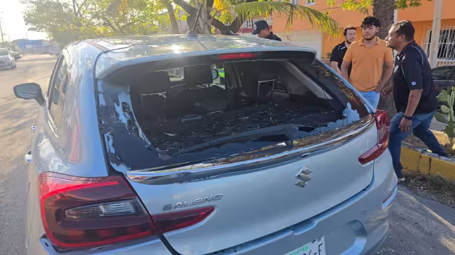 Motociclista se impacta contra auto en la antigua a Mérida y rompe el parabrisas trasero