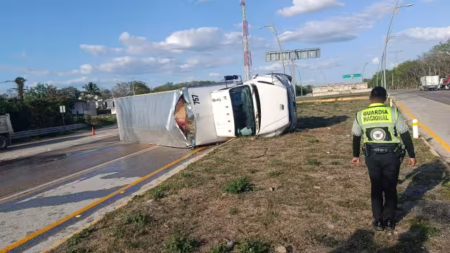 Elementos de la Guardia Nacional llegaron al lugar del accidente.