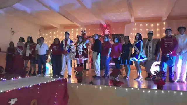 Los ganadores y participantes lucieron felices en el escenario.