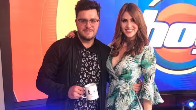 El conductor y su novia se encuentran en París, Francia