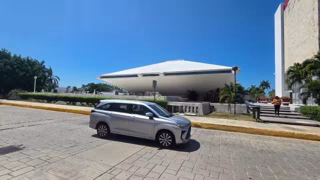 La iniciativa propone reducir presupuestos de congresos y ayuntamientos.