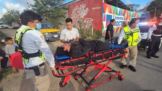 Motociclista choca por alcance contra un auto en Campeche.