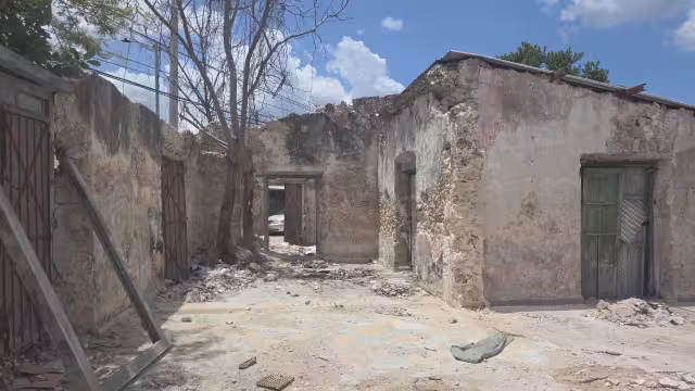 Terrenos baldíos en Santa Ana: guarida de indigentes y amenaza para estudiantes