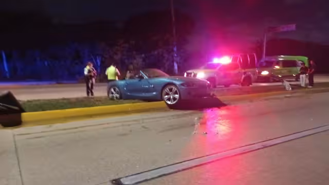 Vehículo pierde el control y queda sobre el camellón del bulevar Colosio