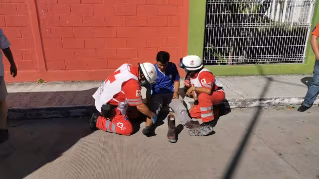 El motociclista cayó herido al pavimento, siendo atendido por paramédicos