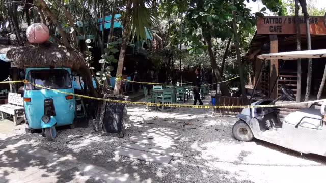 Los comensales solo escucharon las detonaciones, por lo que desconocen quienes fueron sicarios. Foto: Por Esto