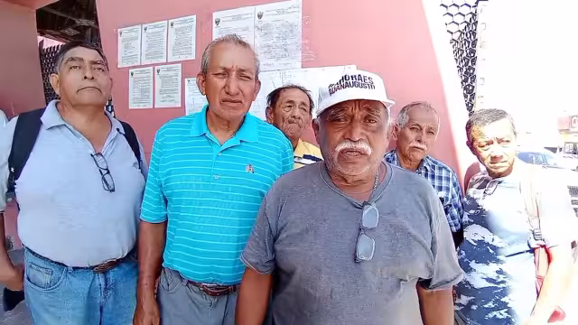 Denuncian más de 30 años sin recibir justicia laboral.