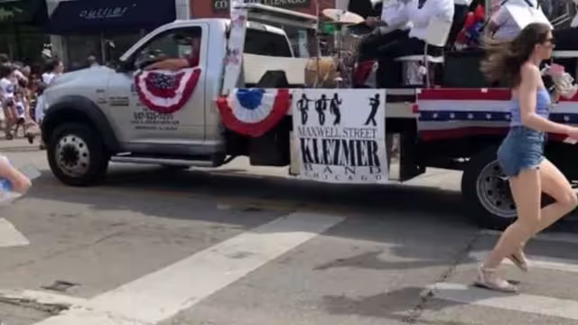 En diferentes videos se aprecia a gente que corre para huir del sitio donde se registraron los disparos