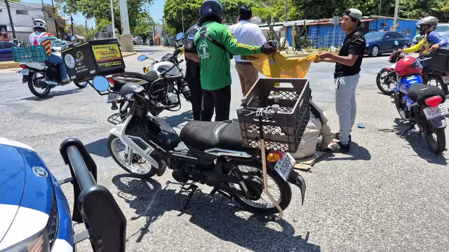 Adulto mayor resulta lesionado tras choque en semáforos de Walmart en Carmen