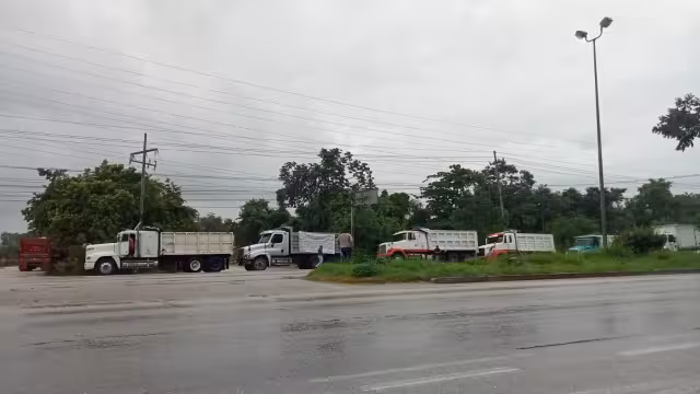 Los inconformes piden que se respete la petición del presidente de la República, Andrés Manuel López Obrador, contratar mano de obra local