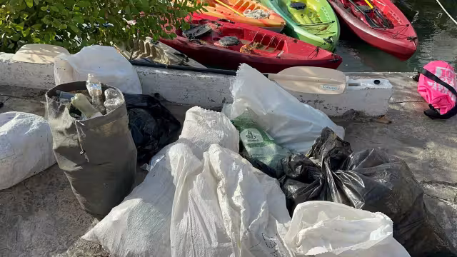 Voluntarios recogieron globos inflados con helio, usados durante festejos en embarcaciones