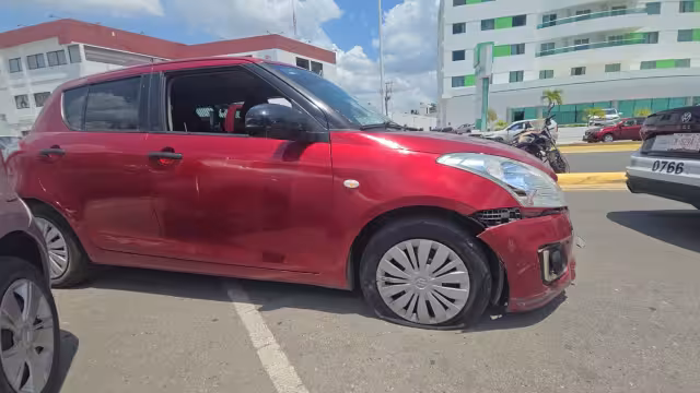 La conductora de un automóvil presuntamente les cerró el paso al intentar ingresar a un estacionamiento.