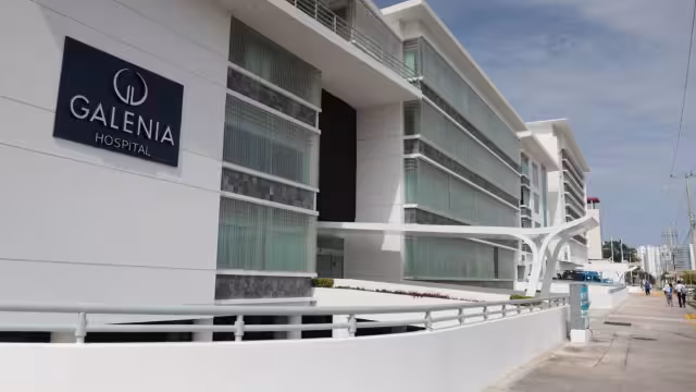 El hombre herido está siendo intervenido en el Hospital Galenia de Cancún por la gravedad de sus lesiones