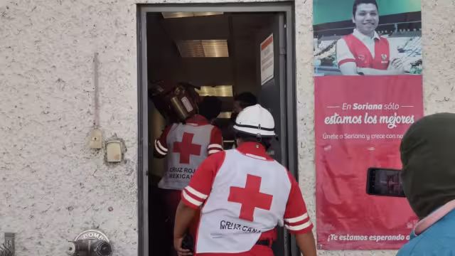 Pese al accidente que sufrió en la mano, la empleada no soltaba el celular; en ambulancia la llevaron al IMSS del Centro