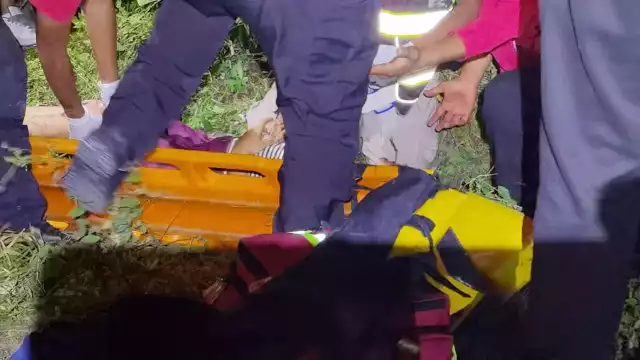 La mujer fue trasladad  un hospital debido a sus lesiones