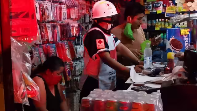 Dos hombres asaltan una tienda con una pistola