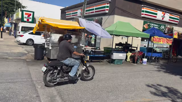 La inseguridad y los nuevos cobros municipales complican la labor de vendedores en las calles