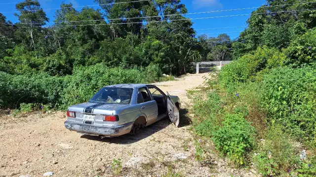 desvalijado las llantas y una de sus puertas se encuentra abierta.
