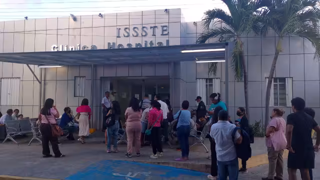 Las personas hacen largas filas para acceder a una vacuna.