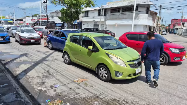 Sin lesionados tras choque entre dos vehículos en colonia Benito Juárez