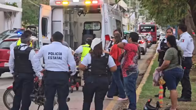 Motociclista no habría visto a la peatona debido a las condiciones de circulación.