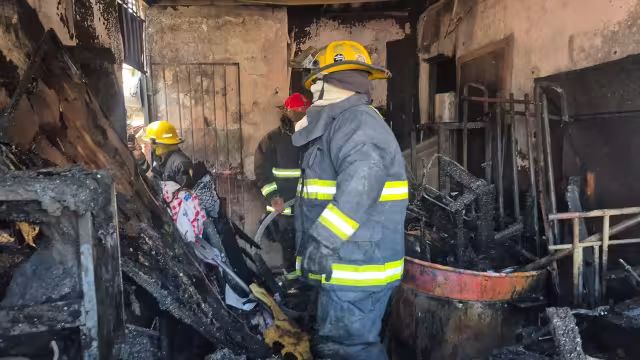 Un incendio consumió por completo un taller de herrería en la colonia La Rivera.